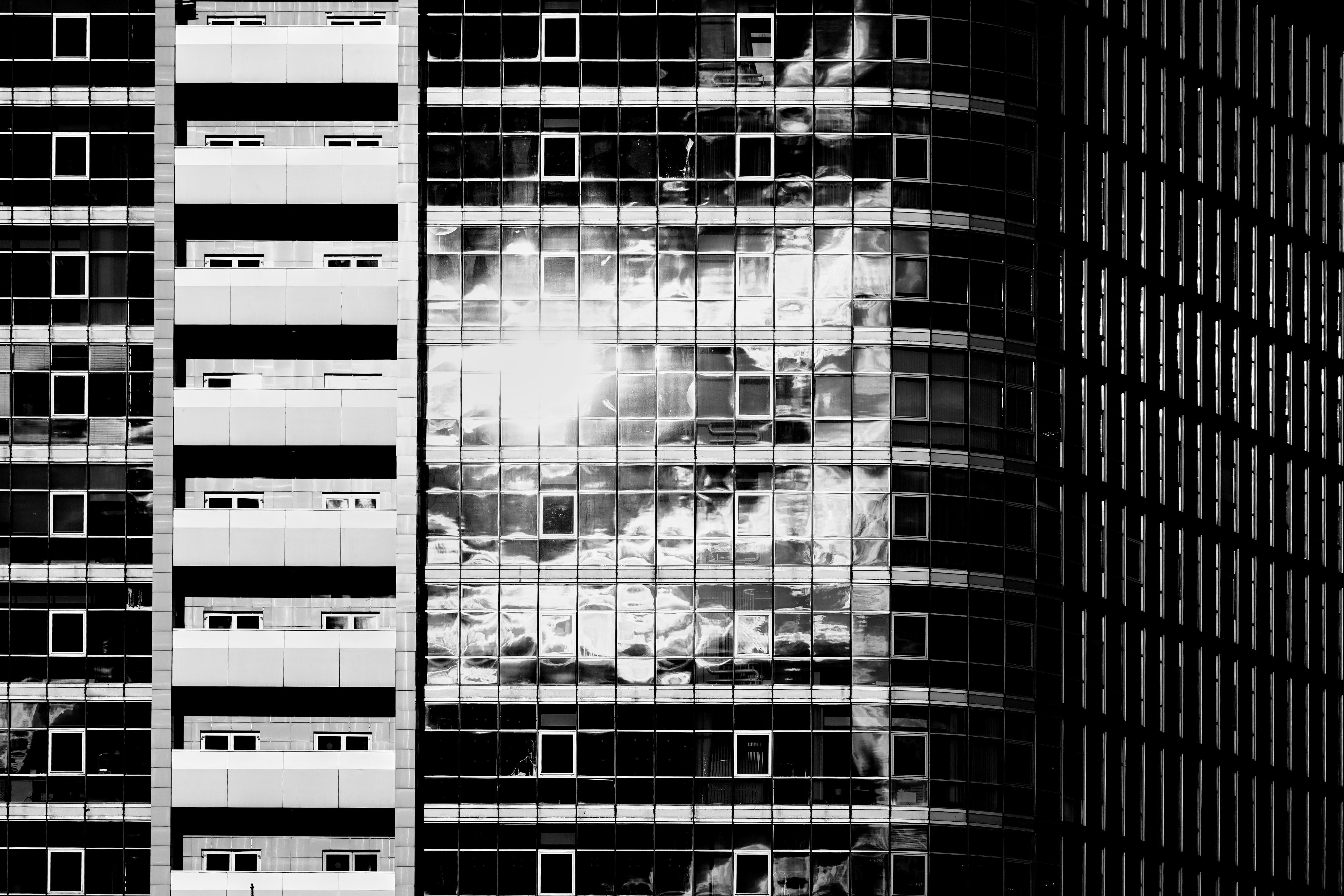 MoMA vs Tate: чья инсталляция говорит с нами на языке 2025 года?